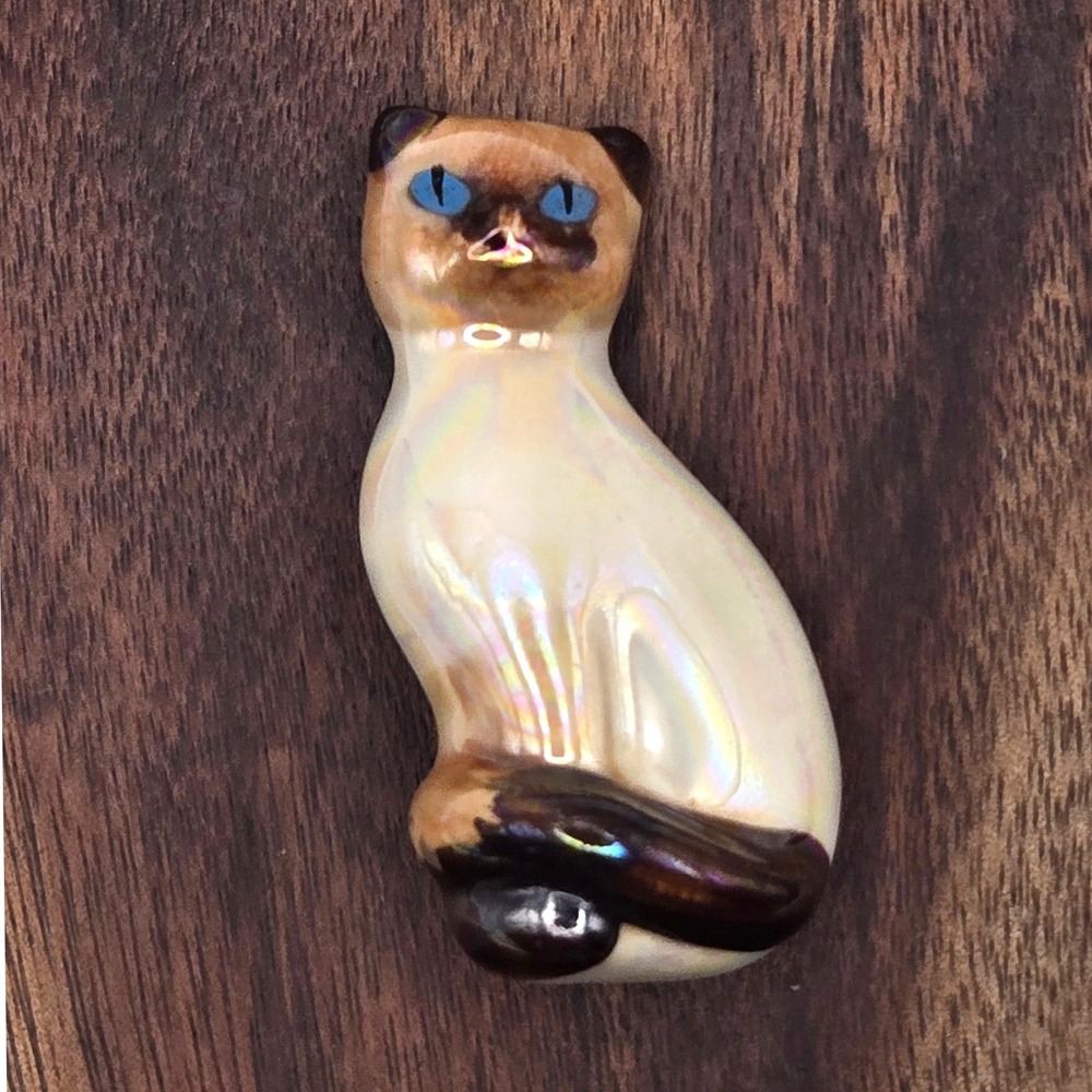 Vintage Avon Siamese Cat Brooch Ceramic Iridescent Luster Blue Eyes Pin